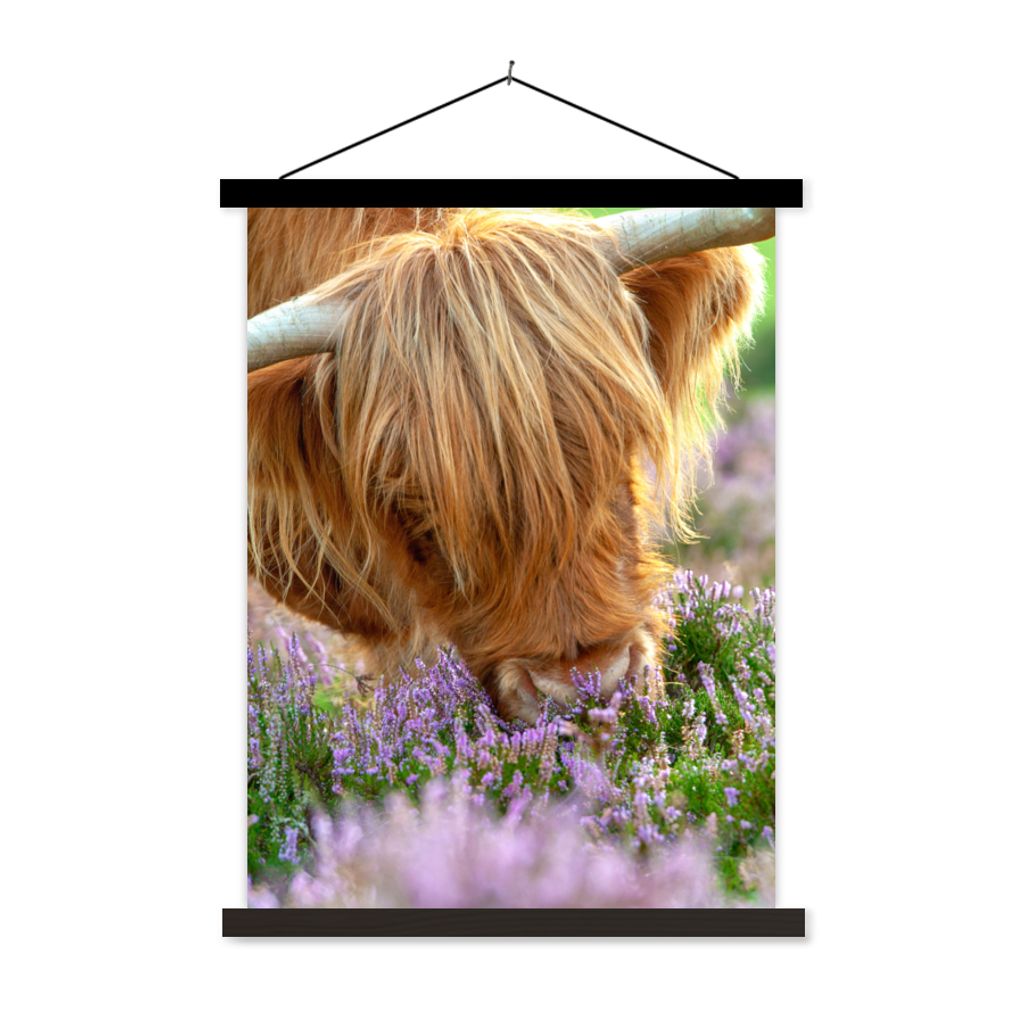 MuchoWow Textilposter Schottische Highlander - Gras - Heidekraut - Tiere 90x120 cm mit schwarzem Rahmen - Dekoration