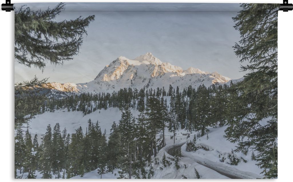 MuchoWow Wandteppich Wandbehang Eine Bergstraße mit Blick auf die amerikanische Landschaft zur Weihnachtszeit 90x60 cm Tapisserie Dekoration Wan...