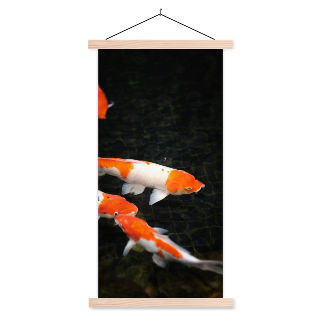 MuchoWow Textilposter Koi-Karpfen in einem flachen schwarzen Teich 40x80 cm mit holzfarbenen Rahmen - Wohnzimmer