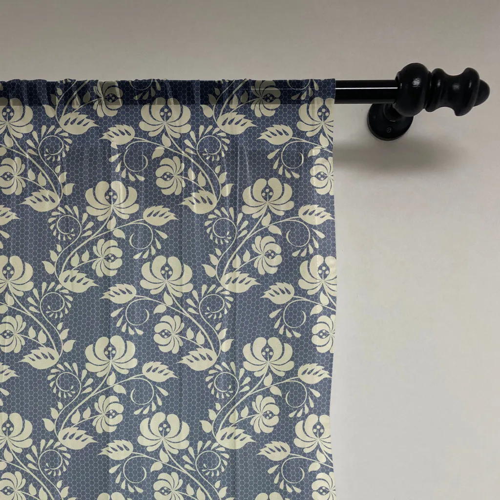 ABAKUHAUS Arazzo floreale, motivo floreale classico in stile vittoriano con foglie ricurve e grappoli d'uva, tessuto satinato setoso per soggiorno e camera da letto, 274 cm x 274 cm, color guscio d'uovo e blu notte - 2