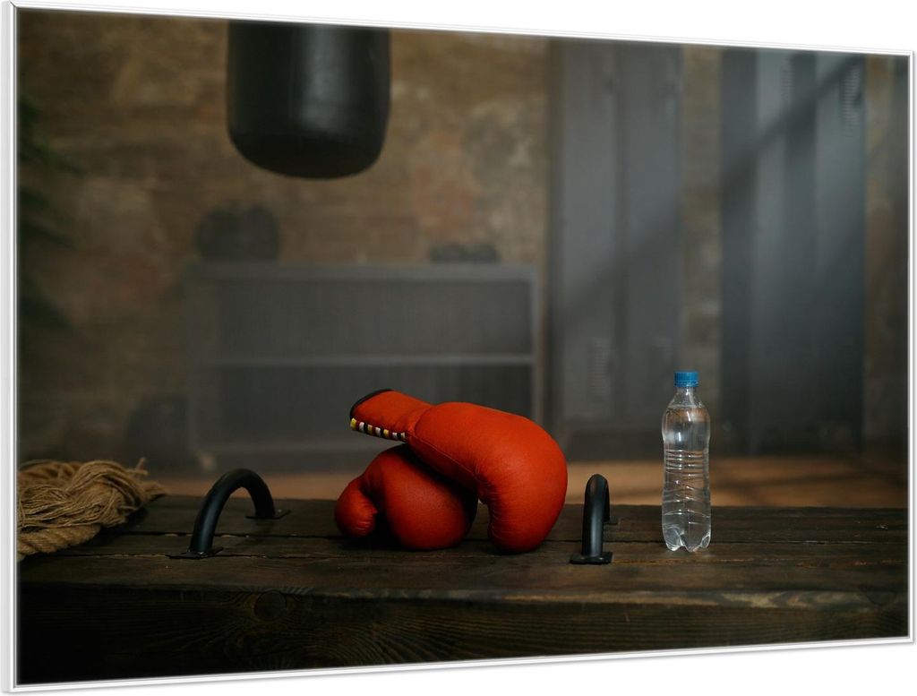 Wallario Wandbild Pause im Boxstudio, Größe: 61 x 91,50 cm, Poster mit weißem Aluminiumrahmen