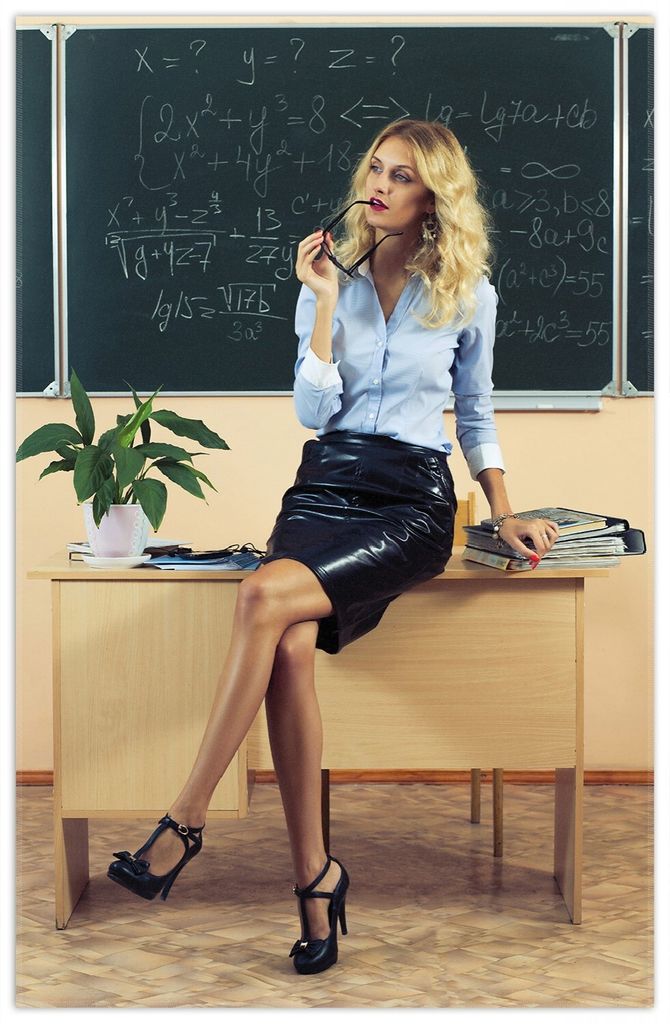 Wallario Premium Teppich, Größe 90 x 140 cm, Sexy blonde Lehrerin in Schule vor Tafel mit langen Beinen und Brille