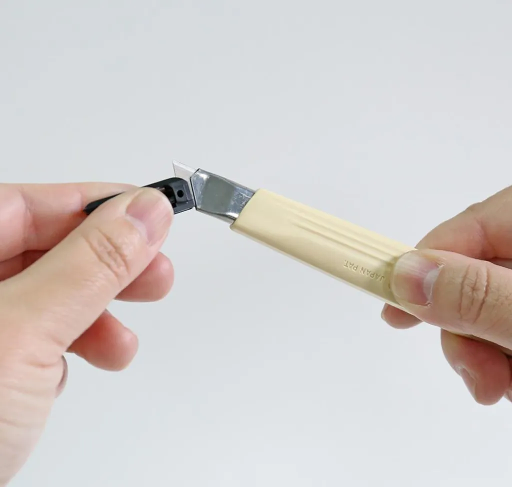 Cutter NT Cutter A-300 lame 9 mm avec boîtier en plastique beige robuste