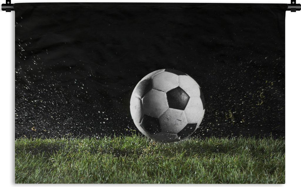 MuchoWow Wandteppich Wandbehang Fußball auf der Wiese 150x100 cm Tapisserie Dekoration Wandtuch - Waschbar - Tapisserien - Wand-Decke