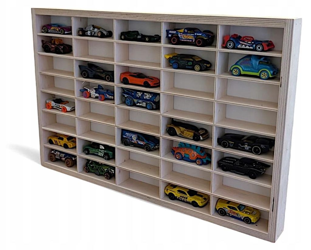 Modellauto-Regal für 40 Autos 1:64 – Wandregal & Setzkasten für Spielzeugautos, Birken-Sperrholz – mit Modellautos an der Wand