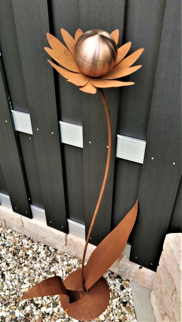 Skulptur Blume Palermo Corten 120 cm mit Kugel in golden rose matt gebürstet mit Standfuß Edelstahl Cortenstahl Dekoration Garten