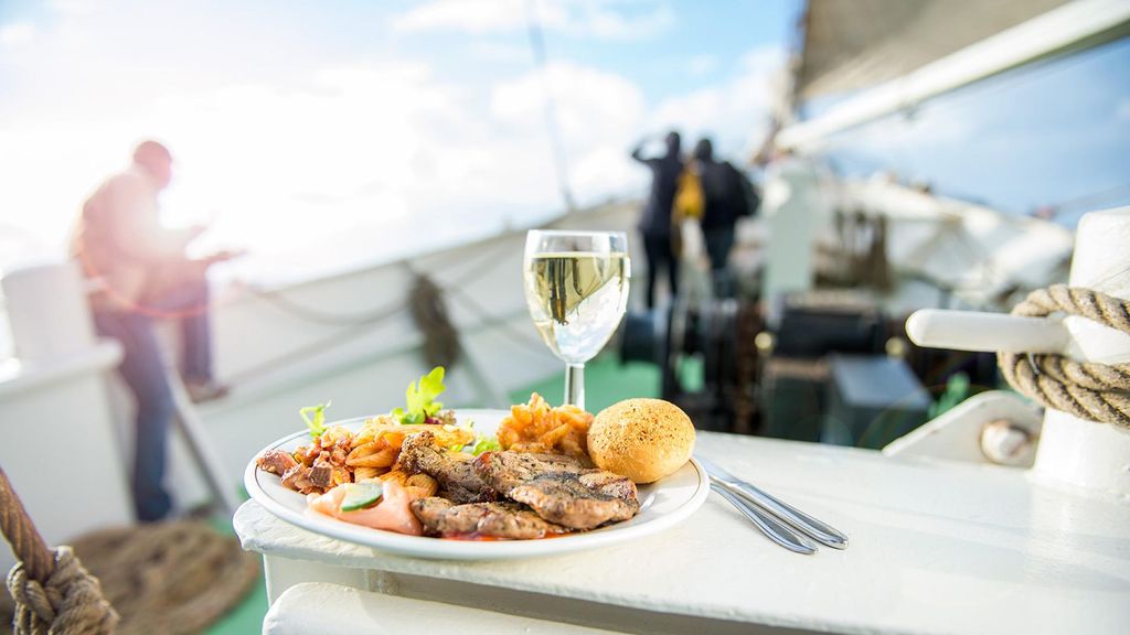Jochen Schweizer Segeln Hamburg mit Brunch (Nebensaison); Erlebnis verschenken oder selbst erleben; Gutschein gültig für 1 Person Gruppengröße...