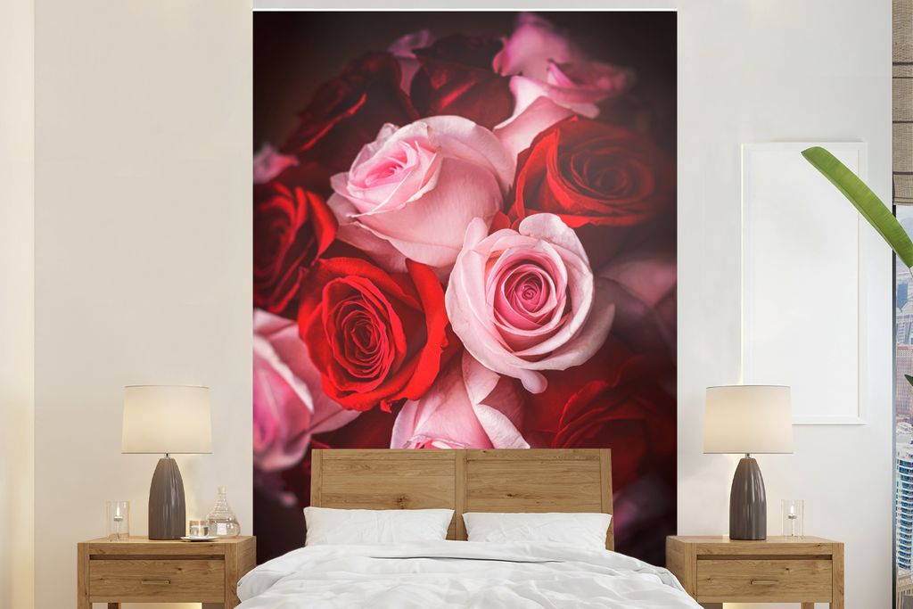 MuchoWow Fototapete für Wohnzimmer oder Schlafzimmer Wandtapete Vinyl Motivtapete Nahaufnahme eines Straußes aus rosa und roten Rosen - 155x240...