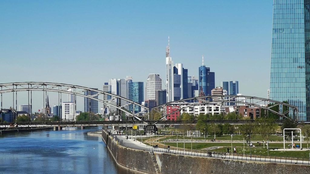 Jochen Schweizer Stadtführung Frankfurt am Main; Erlebnis verschenken oder selbst erleben; Gutschein gültig für 1 Person Gruppengröße: 4-20 Pe...