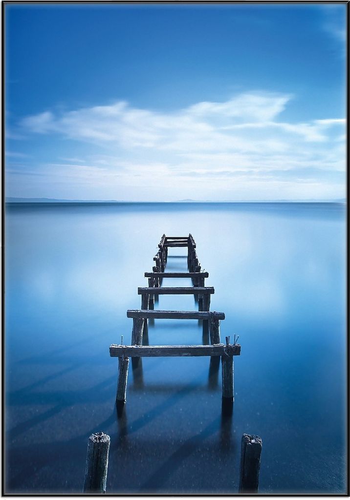 Wallario Wandbild Rustikaler Holzsteg im blauen See, Größe: 70,30 x 100,30 cm, Poster mit schwarzem Aluminiumrahmen