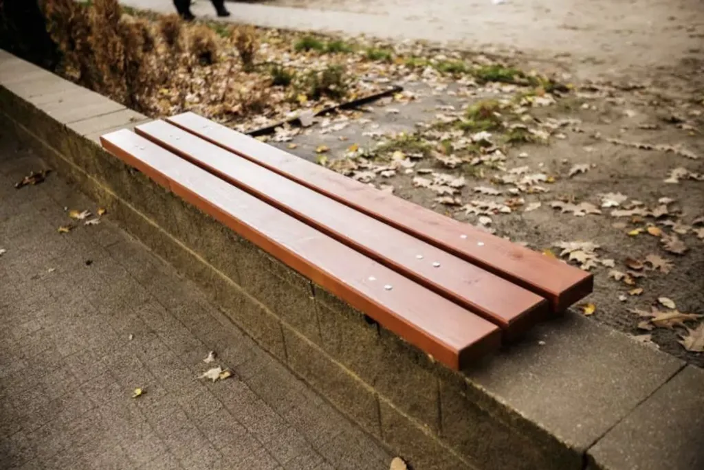 Banc de jardin en bois brun sans dossier idéal terrasse et tour d'arbre
