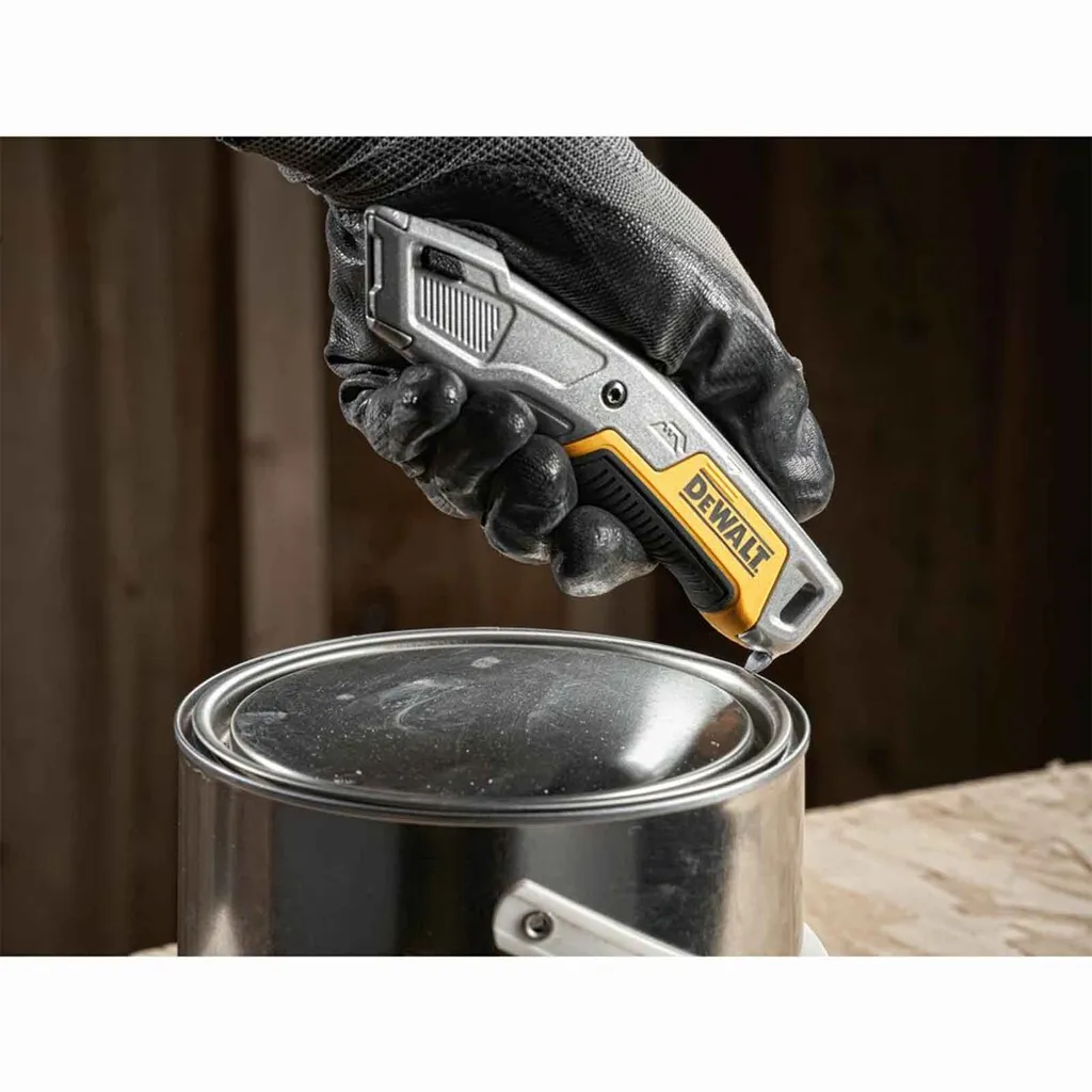 Cutter universel rétractable DEWALT pour découpe précise de matériaux - 4