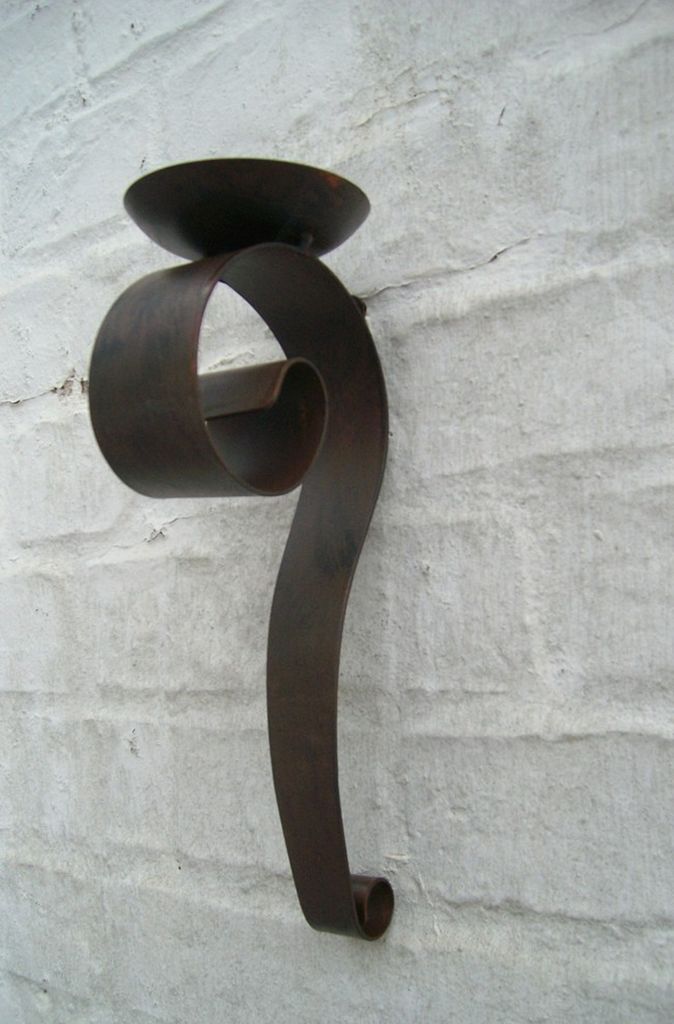 Stilvoller, geschwungener Wandkerzenhalter, Eisen massiv, Landhaus