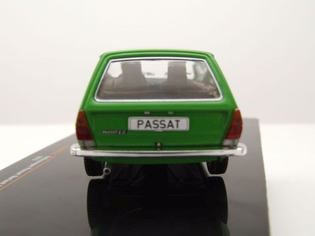 Ixo Models CLC448 VW Passat Variant LS Kombi 1975 grün 1:43 Produktbild 6