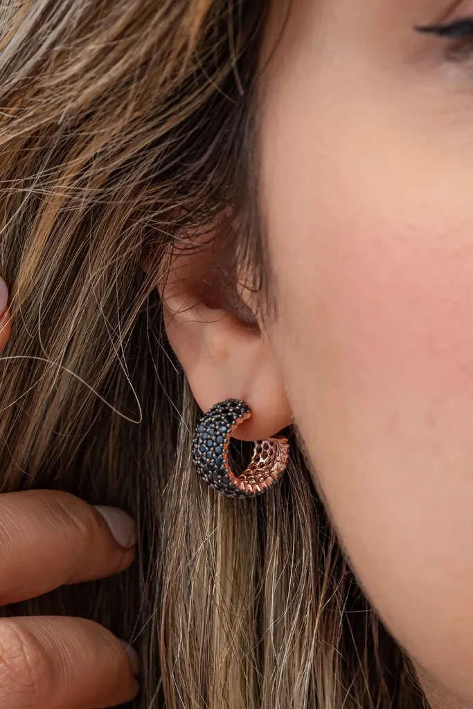 Boucles d'oreilles créoles larges or rose serties de zircons noirs - 2