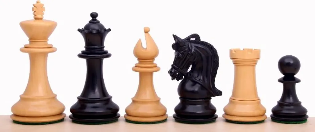 Pièces d'échecs corinthiennes en ébène véritable sculptées à la main 3,75"