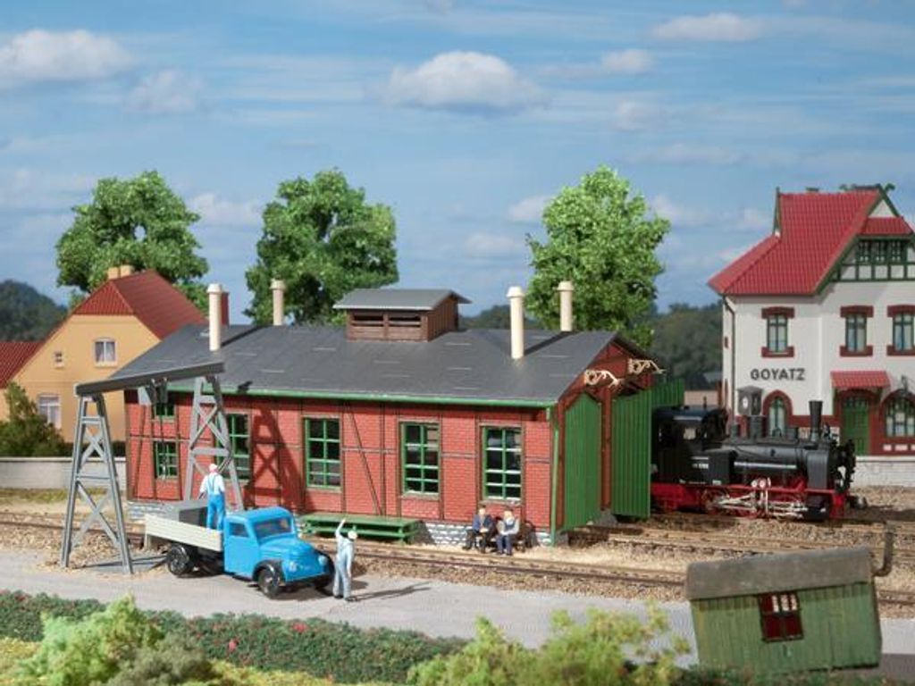 Auhagen 11355 H0 Lokschuppen für Schmalspurbahnen  mit Produktbild 