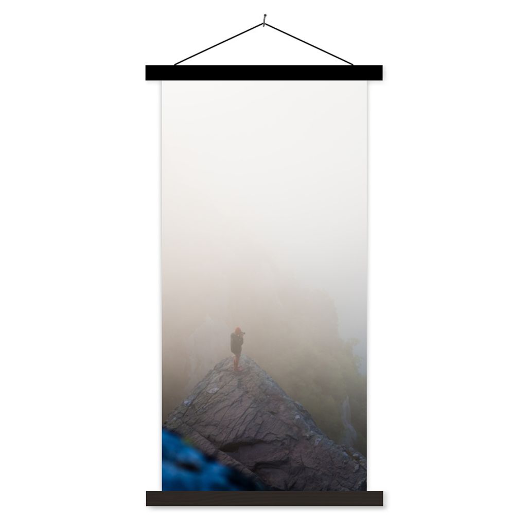MuchoWow Textilposter Ein Reisender im Nebel 40x80 cm mit schwarzem Rahmen - Wandemalerei