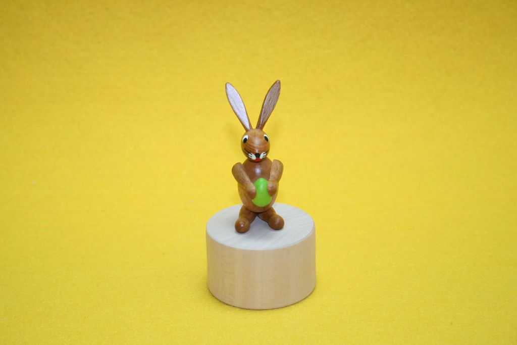 Osterhase Braun, mit grünem Ei auf naturfarbenem Sockel Höhe 6,5cm NEU