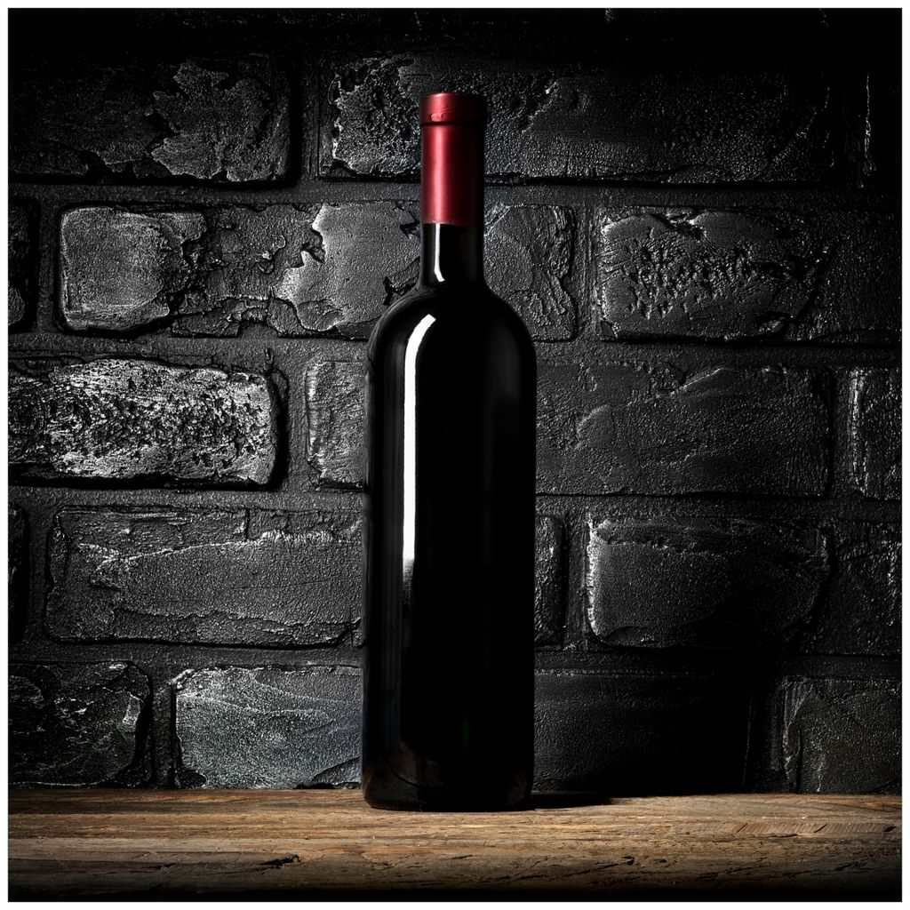 Wallario Magnet für Kühlschrank / Geschirrspüler, magnetisch haftende Folie - 60 x 60 cm, Motiv: Rotwein-Flasche am Abend