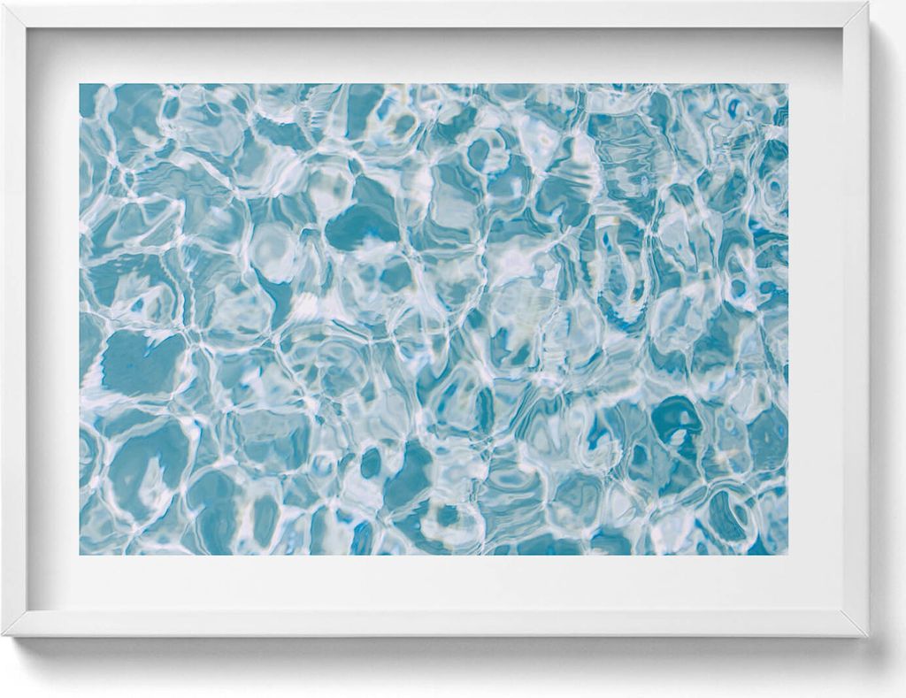 Ein Blatt mit klarem, blauem Wasser– Wandbild mit Rahmen – Gerahmtes Bild – Wanddekoration – 70x50 cm – Weiß Rahmen
