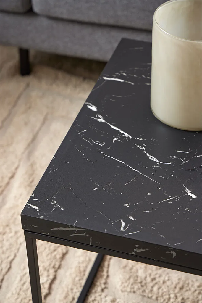 Table basse noire Barossa : un meuble robuste et facile à nettoyer