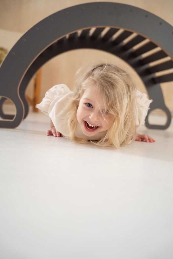 Große Montessori Bogenwippe Kletterbogen - grau