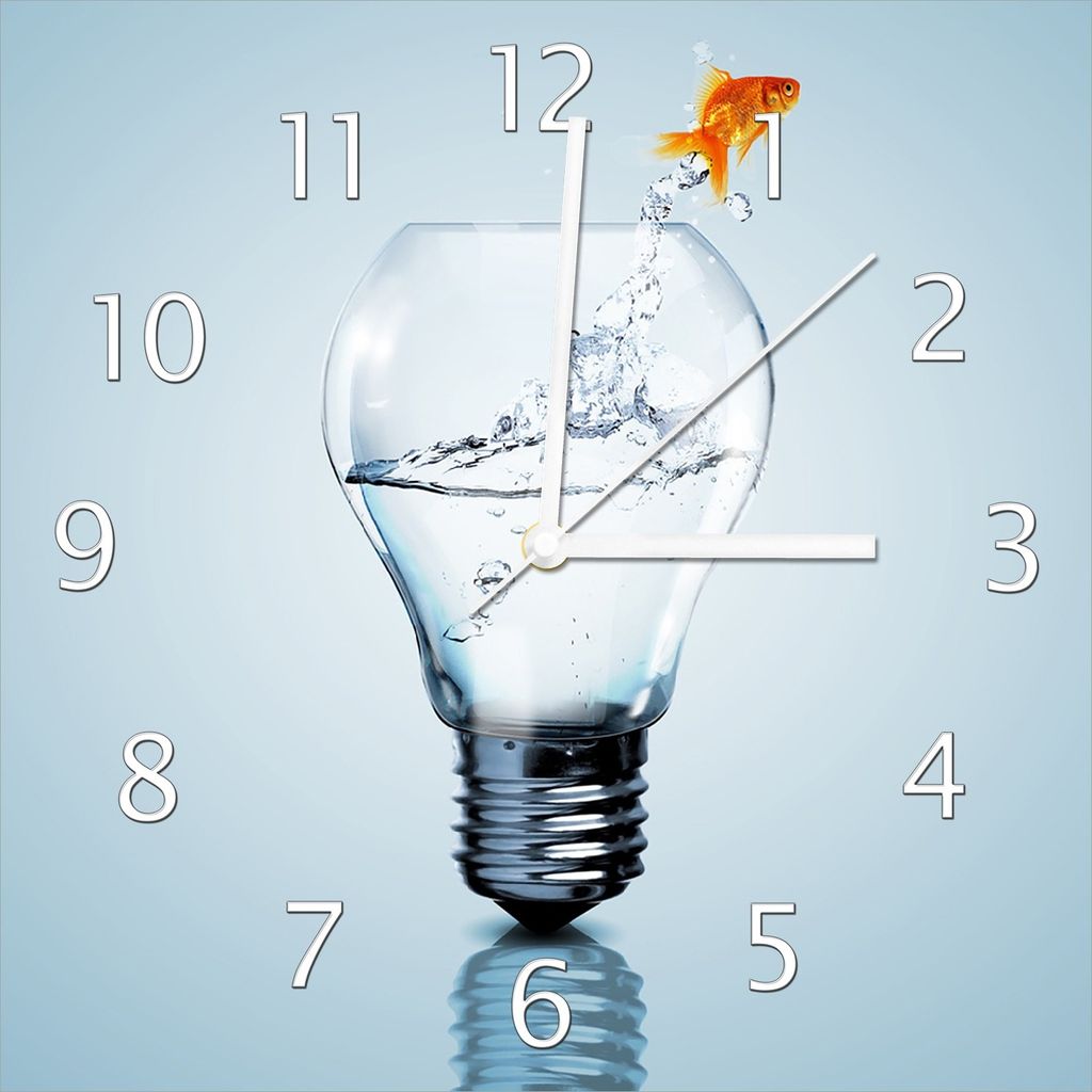Wallario Design Wanduhr Goldfisch springt aus Aquarium aus Echtglas, Größe 30 x 30 cm