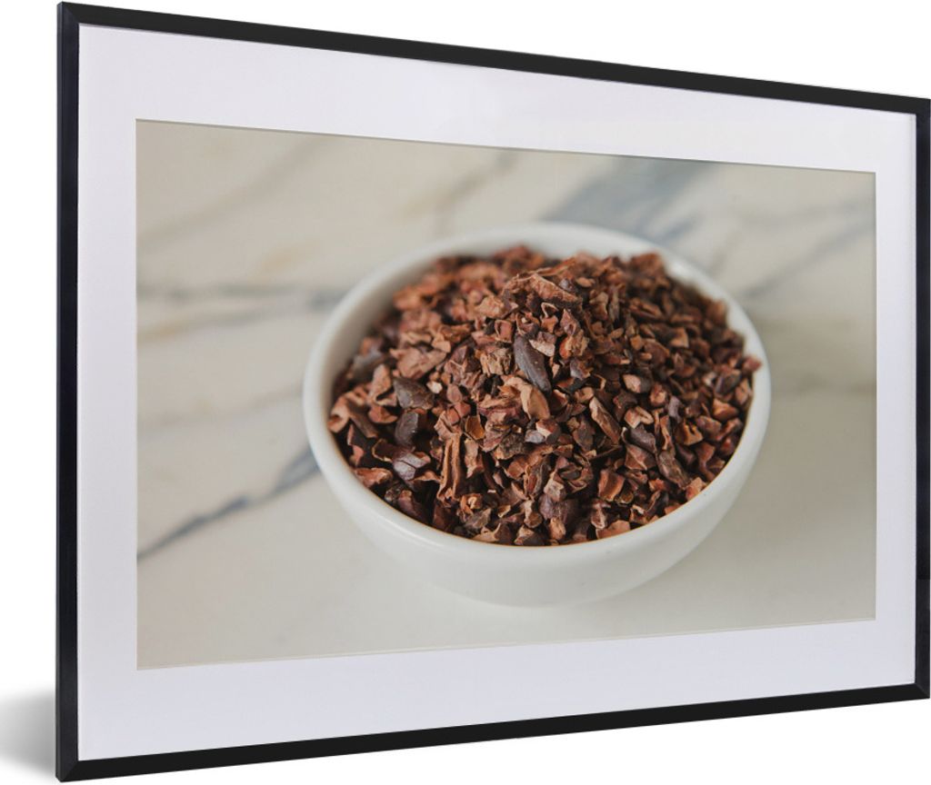 MuchoWow MuchoWow Gerahmtes Poster Gemahlene Kakaobohnen in einer Keramiktasse auf einem Marmortisch 60x40 cm - Poster mit zchwarzem Bilderrahm...