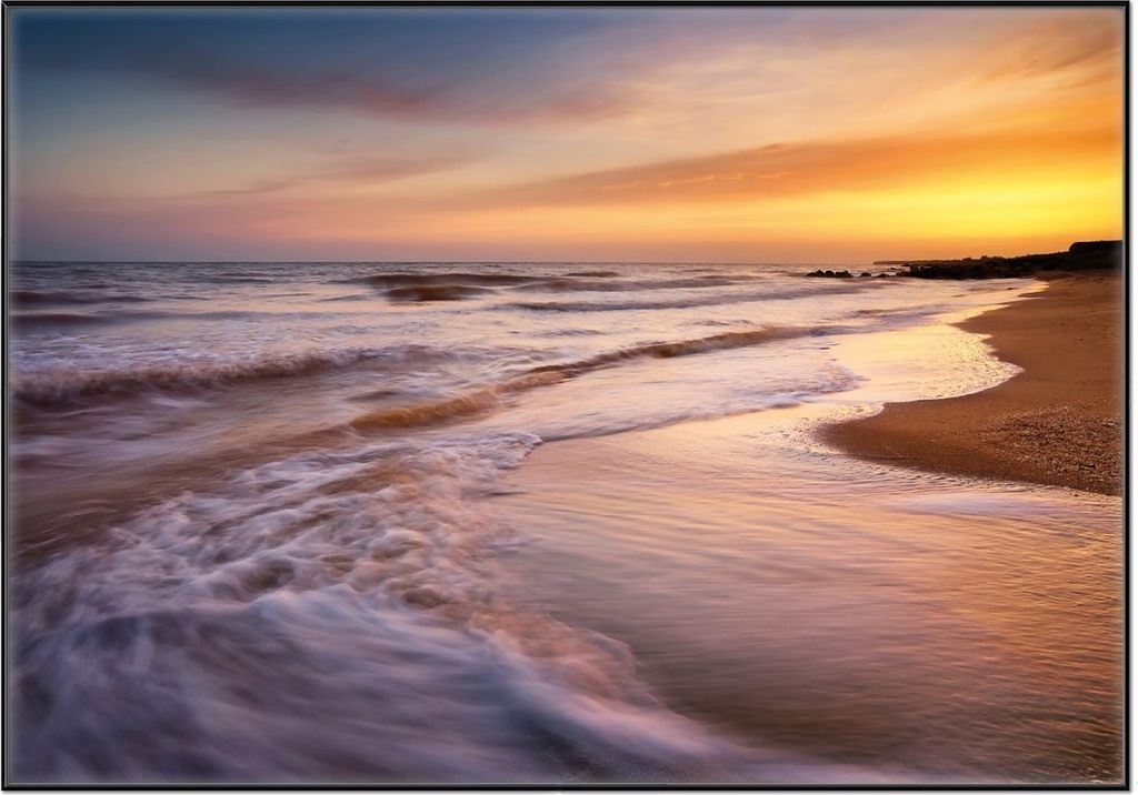 Wallario Wandbild Sonnenuntergang am Strand - Abendspaziergang, Größe: 70,30 x 100,30 cm, Poster mit schwarzem Aluminiumrahmen
