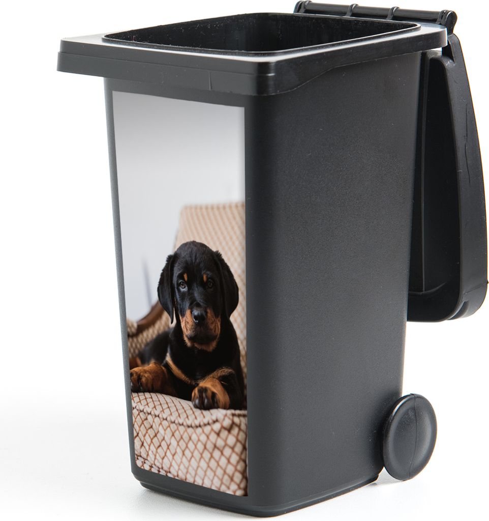 MuchoWow Mülltonnenaufkleber Niedlicher Rottweiler-Welpe sitzt auf einem Stuhl 38x80 cm - Behälteraufkleber - Mülleimer-Aufkleber - Container-...