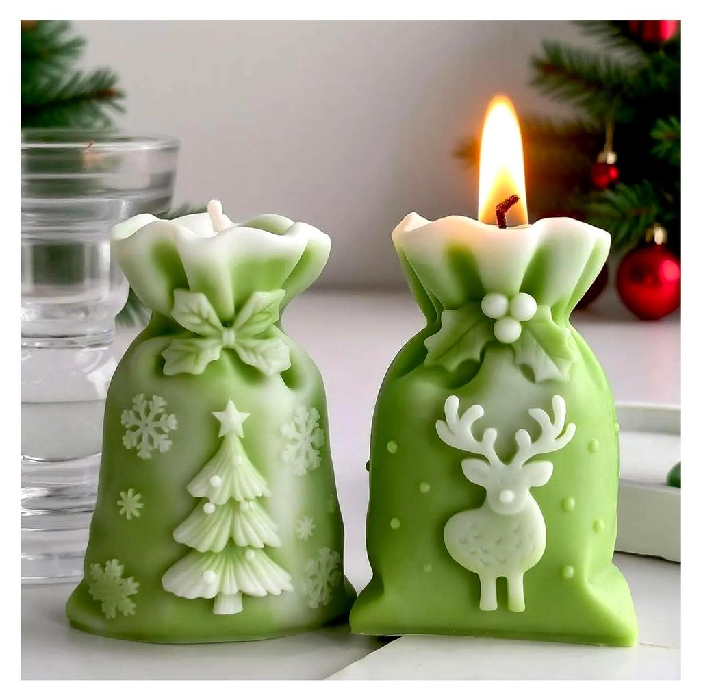 Weihnachtskerzen im Geschenksack-Design mit Rentier- und Tannenbaum-Motiv