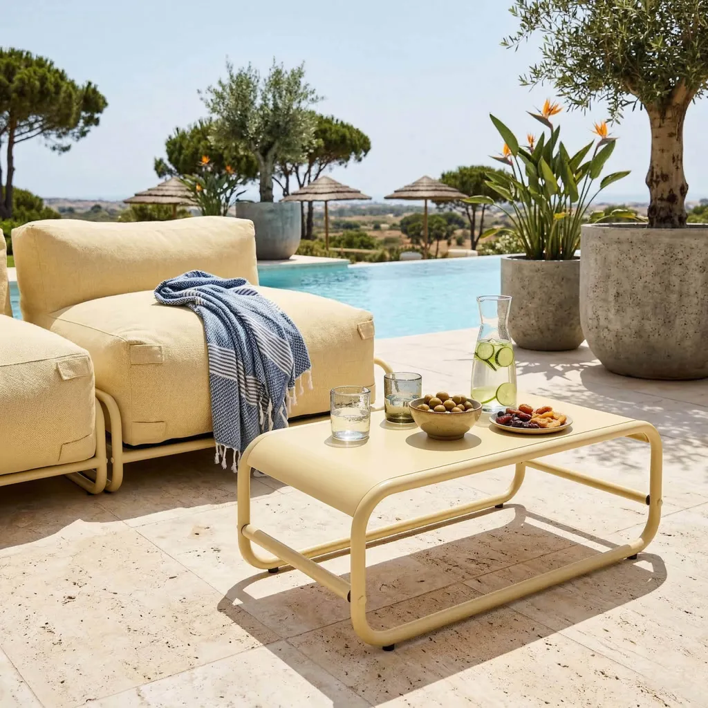 Table basse de jardin Oviala Mixi en métal jaune clair 85x40x30 cm