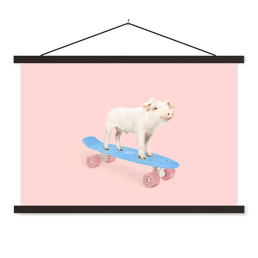 MuchoWow Textilposter Schwein - Rosa - Skateboard - Blau - Tiere 120x80 cm mit schwarzem Rahmen - Wanddeko