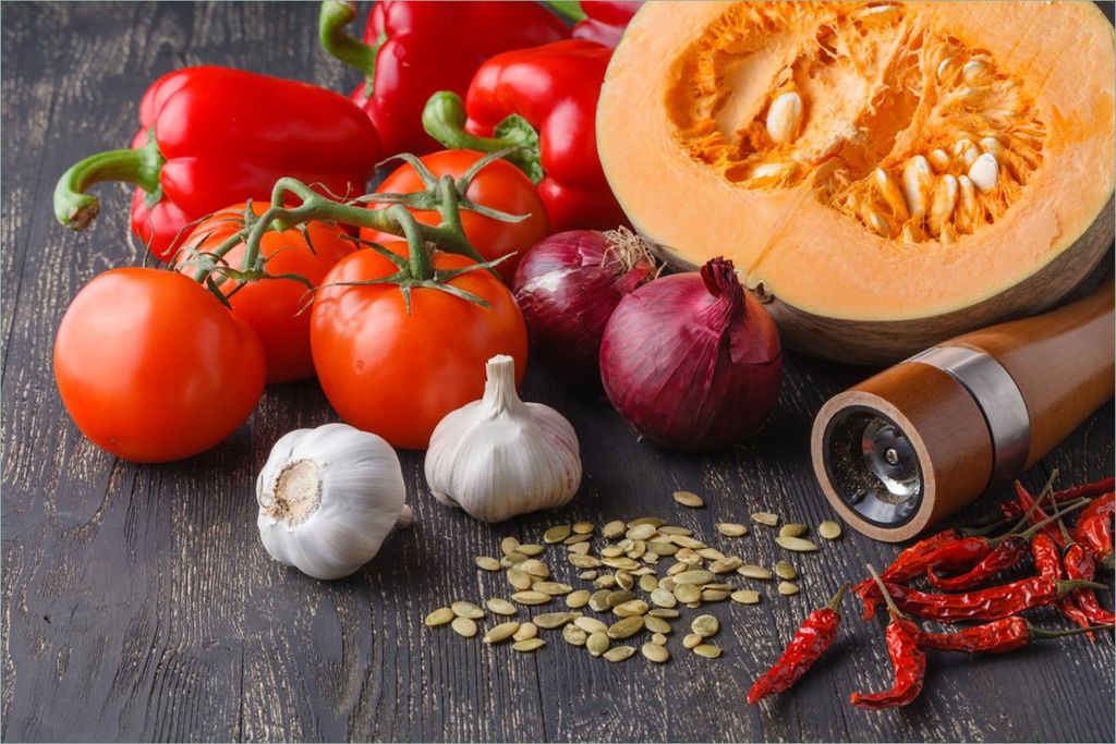 Wallario selbstklebendes Poster - Kürbissuppe - Zutaten mit Tomaten, Knoblauch, Zwiebeln und Pfeffer, Größe: 61 x 91,50 cm