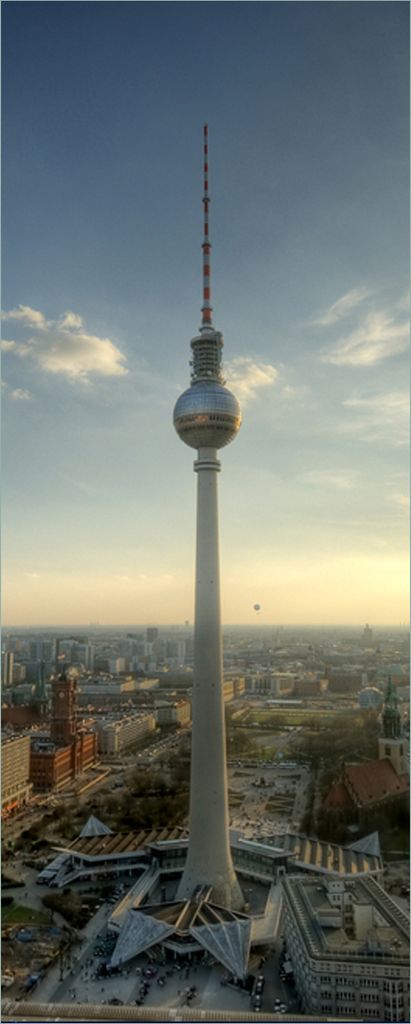 Wallario Poster - Fernsehturm Berlin mit Panoramablick über die Stadt, Kunstdruck Größe: 80 x 200 cm