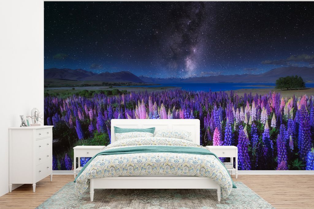 MuchoWow Fototapete für Wohnzimmer oder Schlafzimmer Wandtapete Vinyl Motivtapete Blumen - Nacht - Lupine - Sternenhimmel - Lila - Natur - 350x2...