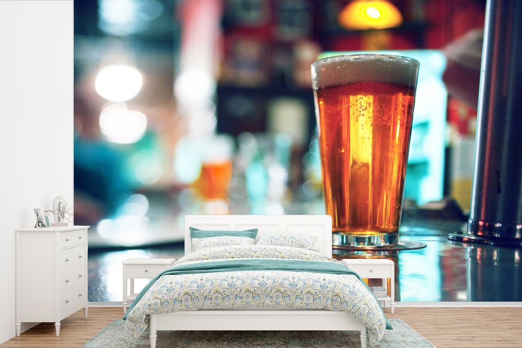 MuchoWow Fototapete für Wohnzimmer oder Schlafzimmer Wandtapete Vinyl Motivtapete Ein Glas Bier auf der Theke - 600x400 cm - Vinyltapeten