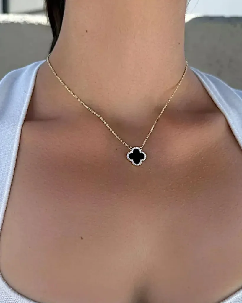 Collier trèfle Clover noir et or, accessoire idéal pour vos soirées