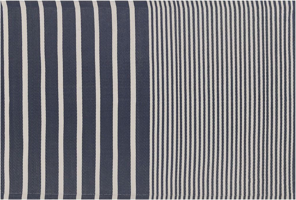 BELIANI Outdoor Teppich Dunkelblau Weiß Polypropylen 120 x 180 cm Gestreift Jacquardgewebt Rechteckig Kurzflor Gartenaccessoires Terrasse Wohnzimmer