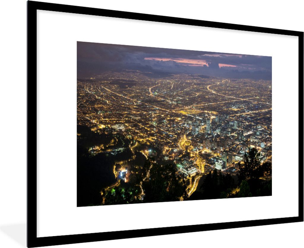 MuchoWow Gerahmtes Poster Luftaufnahme von Bogota in Kolumbien bei Nacht 90x60 cm - Poster mit Schwarzem Bilderrahmen Wandposter Rahmen Foto Bild...