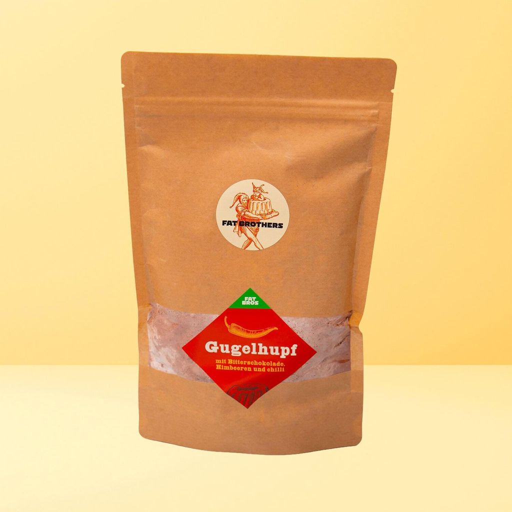 Verführerischer Gugelhupf mit Dunkler Schokolade Himbeeren und einer Prise Chilli Backmischung