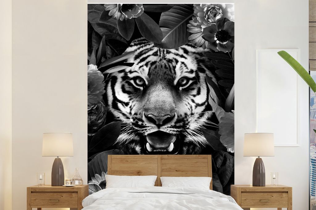 MuchoWow Fototapete für Wohnzimmer oder Schlafzimmer Wandtapete Vinyl Motivtapete Tiger zwischen den Blumen - schwarz und weiß - 200x300 cm - W...