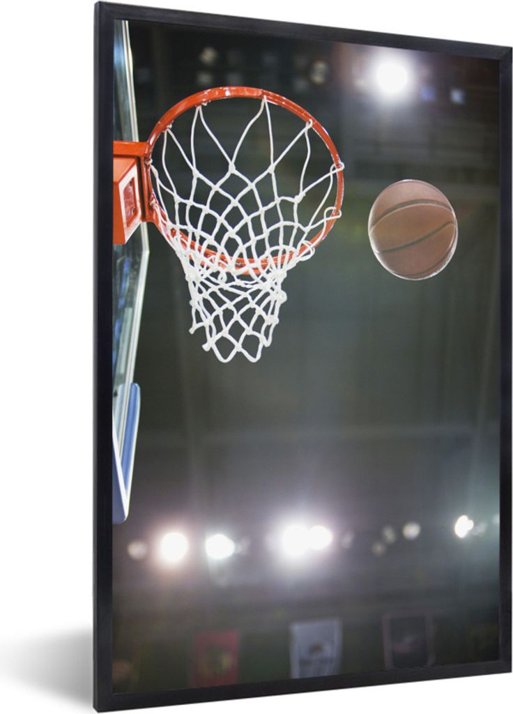 MuchoWow Gerahmtes Poster Der Basketball geht in Richtung Korb 60x90 cm - Poster mit Schwarzem Bilderrahmen Wandposter Rahmen Foto Bilder - Kunst