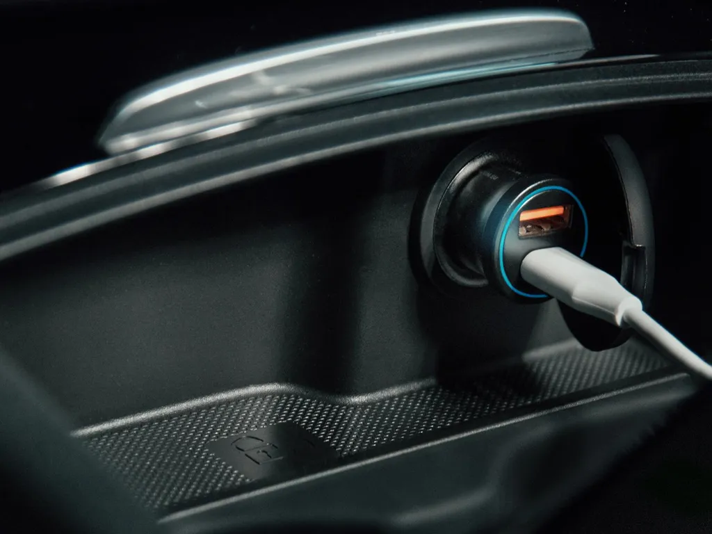 Chargeur voiture 36W Avacom : fini les batteries vides grâce au PD