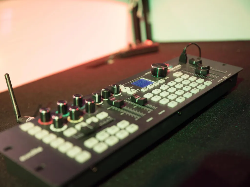 Eurolite DMX-Lichtpult 70064575 : Console DMX LED compacte et précise - 10