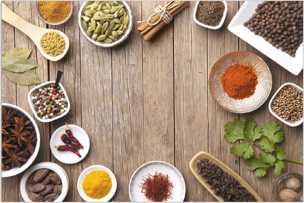 Wallario Wandbild Gewürze in Schüsseln auf einem alten Holztisch in der Küche, Größe: 61 x 91,5 cm, Poster mit rahmenlosen Bildhalter