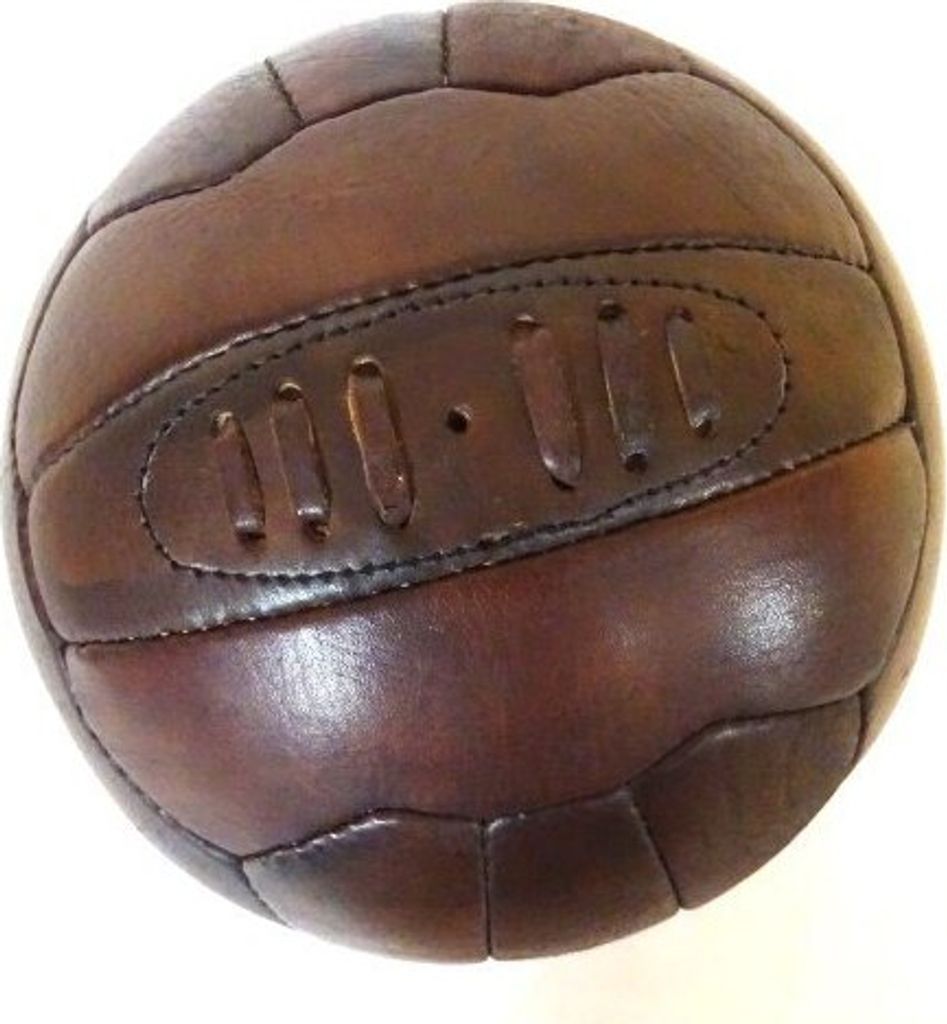 Retro Lederball – Nostalgisches Design für Sammler und Sportliebhaber