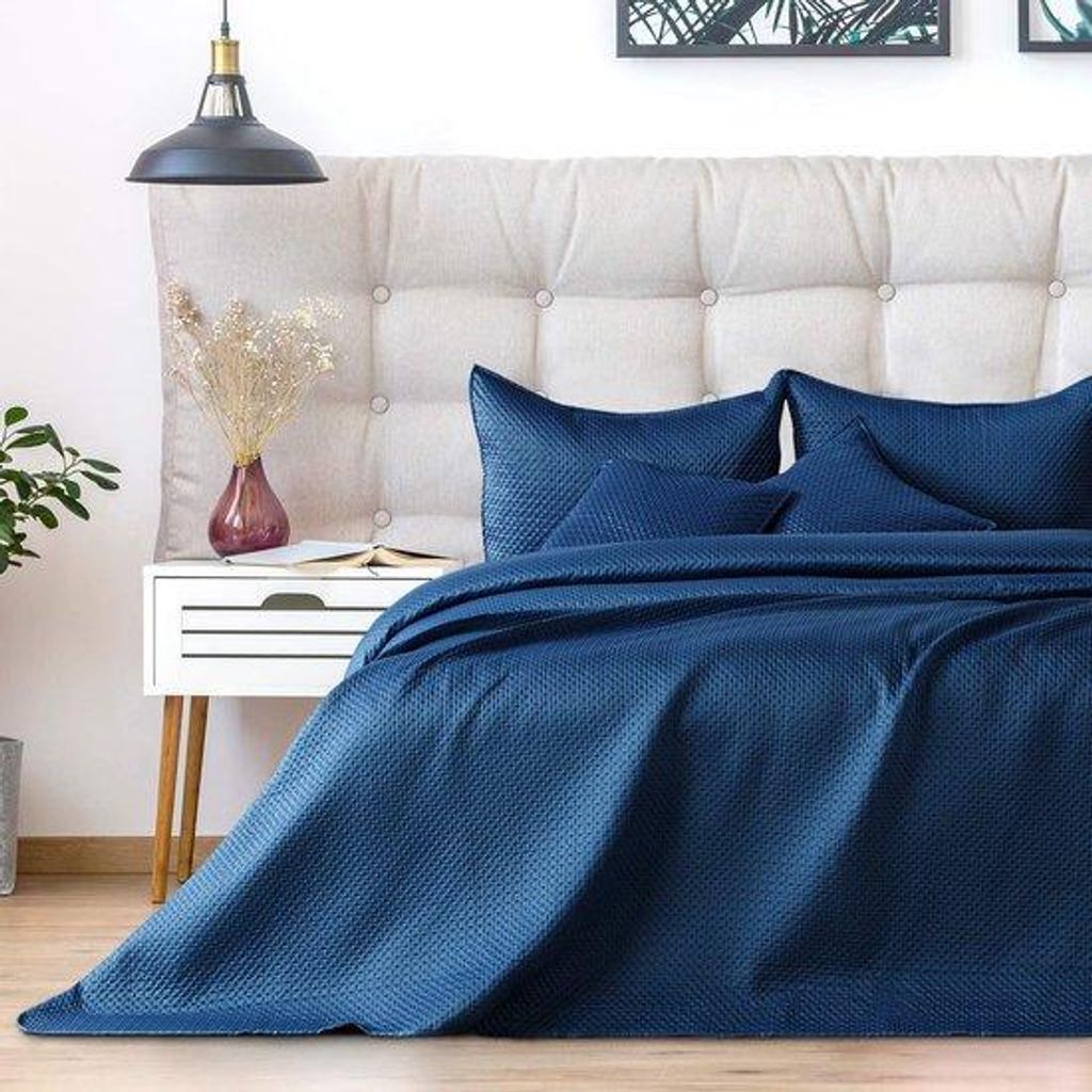 Famanu Sprei 240x260 cm dunkelblau - satinierte Bettdecke mit Relief