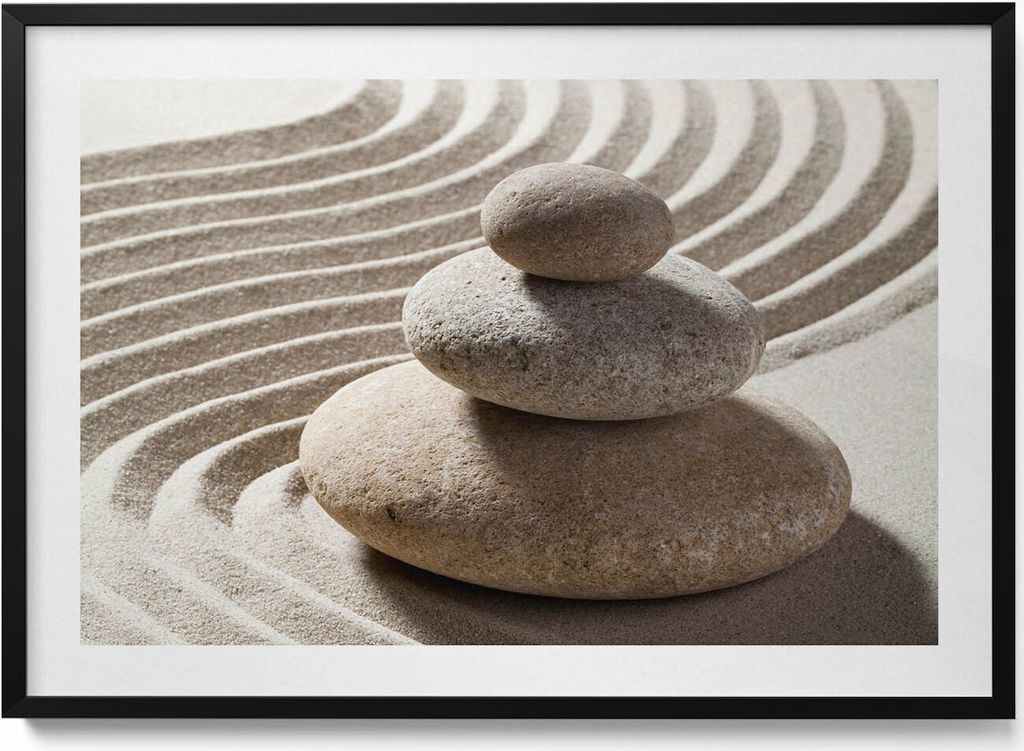 Steinhaufen auf Zen-Sand– Wandbild mit Rahmen – Gerahmtes Bild – Wanddekoration – 100x70 cm – Schwarz Rahmen